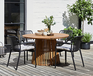 Tavolo da giardino rotondo in legno e sedie nere