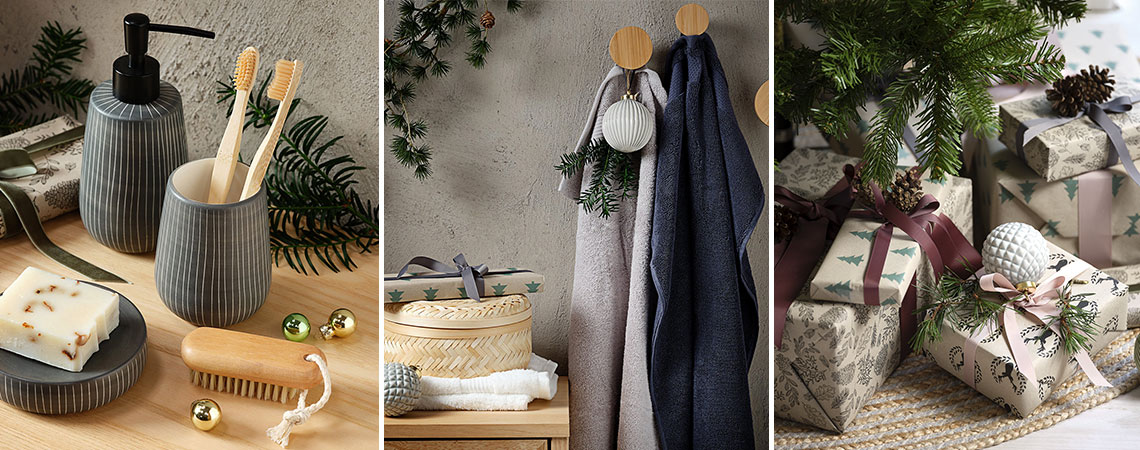 Accessori da bagno, asciugamani e regali sotto ad un albero di Natale