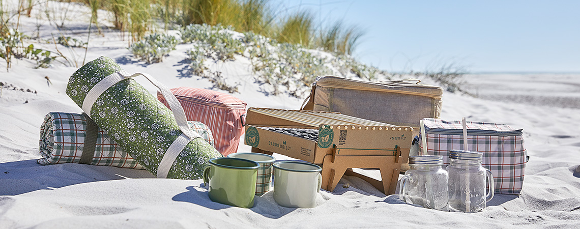 Telo da mare, coperta da spiaggia e altre attrezzature da picnic per una gita in spiaggia
