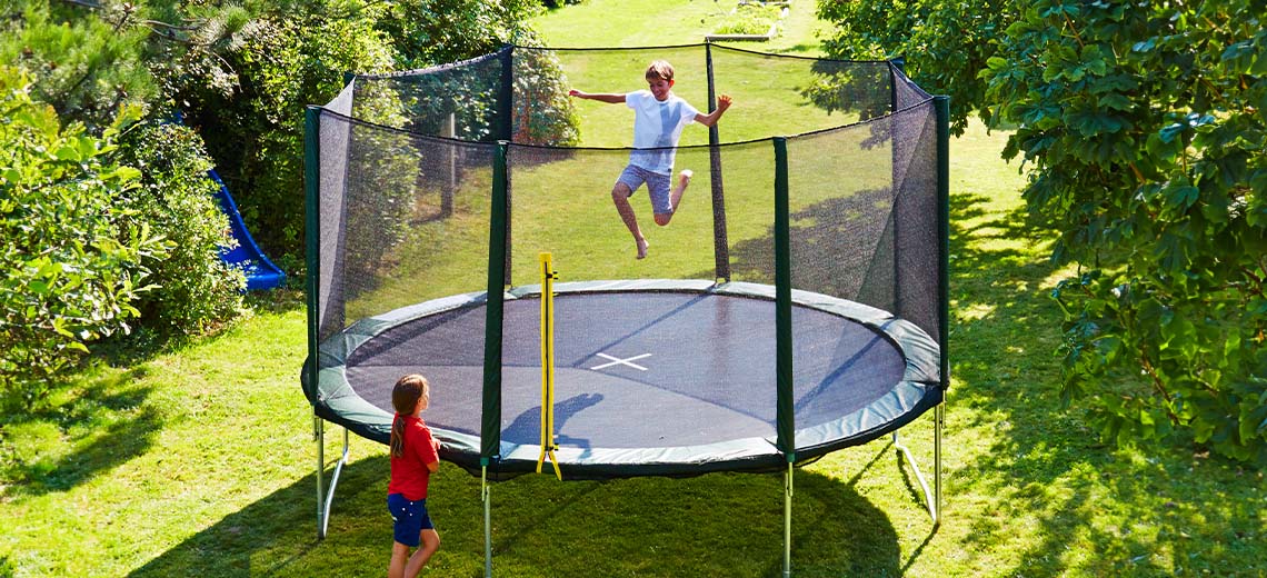 Bambini che saltano su un grande trampolino