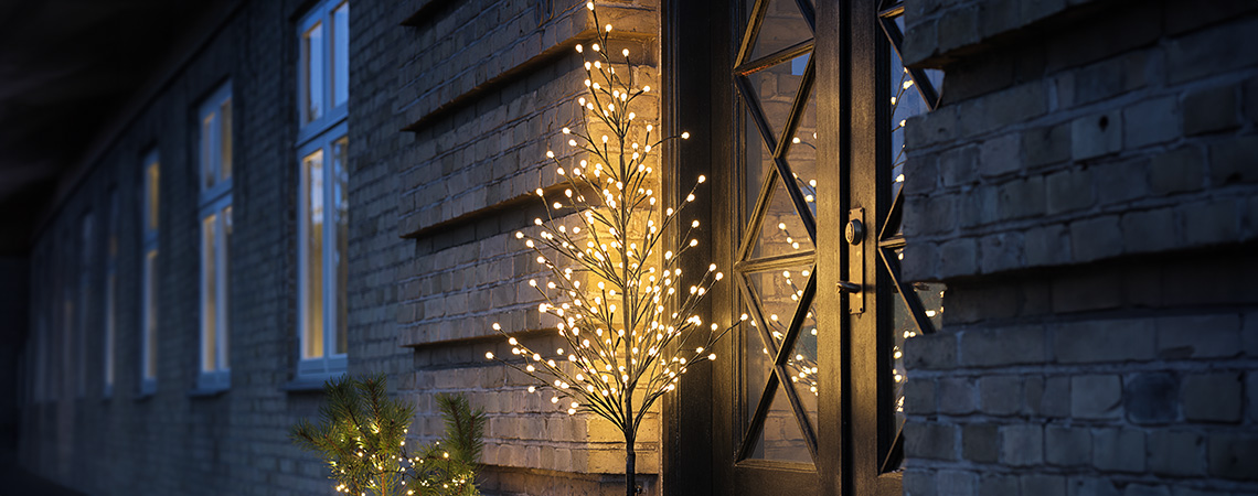 Le luci di Natale per interni ed esterni sono perfette per creare un'atmosfera speciale durante l'inverno Luci di Natale da esterno, come un albero luminoso a LED davanti alla porta di casa