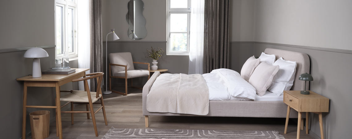 Letto imbottito in una camera da letto con angolo studio