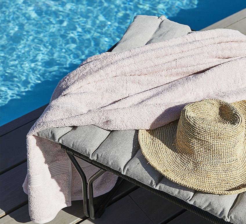 Lettino con cuscino a bordo piscina