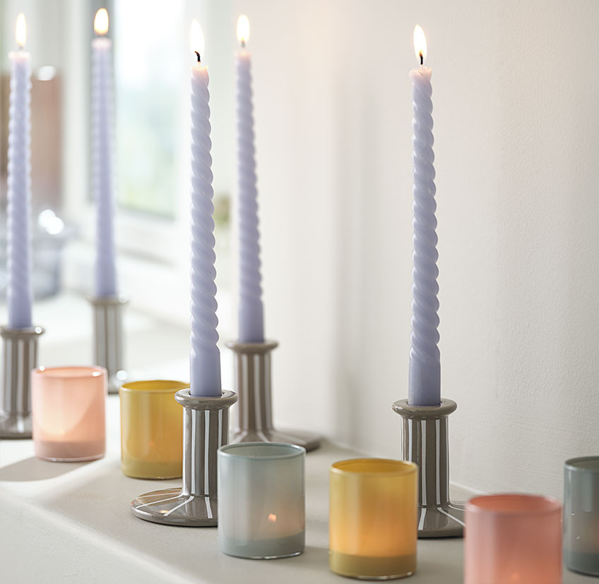 Candela attorcigliata BALDUR in portacandele MARK e porta tealight MATS in più colori Candela intrecciata blu brillante in portacandele a strisce bianche e portacandele blu, giallo e rosso