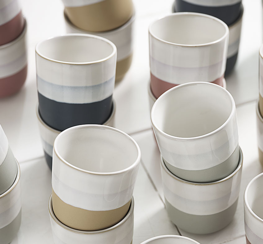 Tazza FREDERIK in una varietà di splendidi colori Tazza in porcellana con bande di colore diverso in varie tonalità