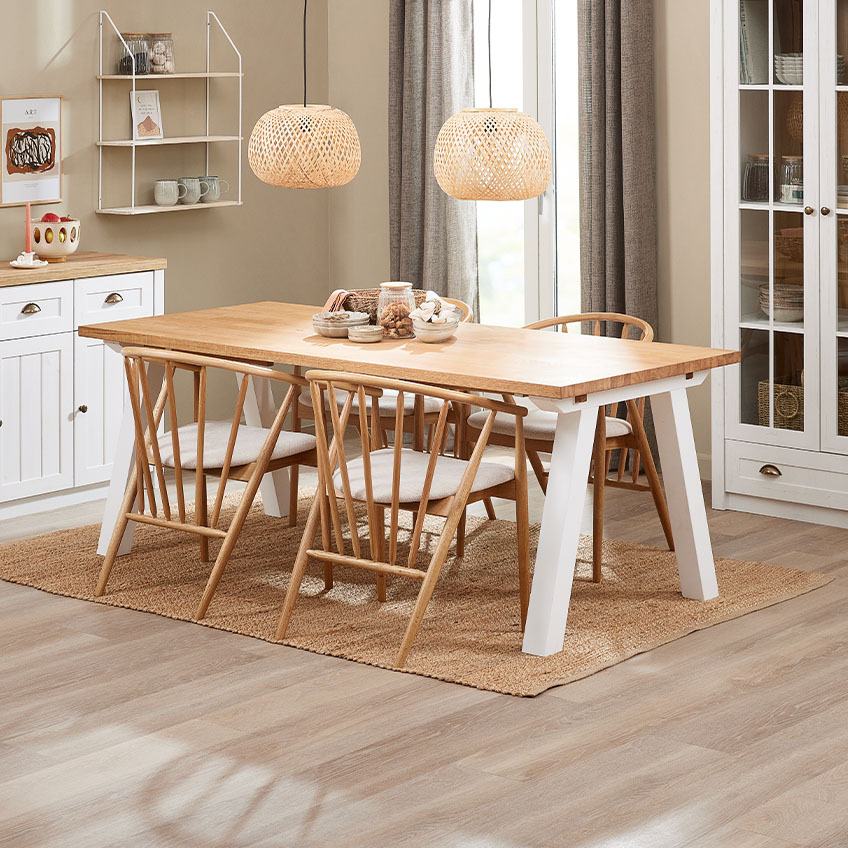 Sedie da pranzo ARNBORG e tavolo da pranzo SKAGEN Sedie da pranzo comode in rovere intorno a un tavolo da pranzo