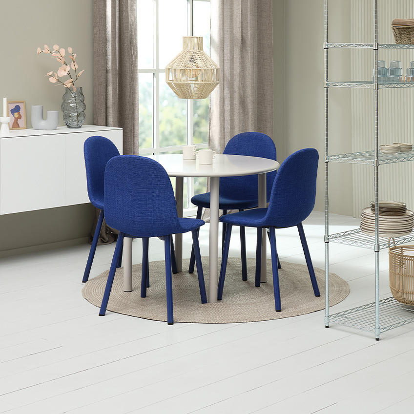 Sedie da pranzo EJSTRUP al tavolo da pranzo HANSTED 4 sedie da pranzo blu elettrico intorno a un tavolo da pranzo