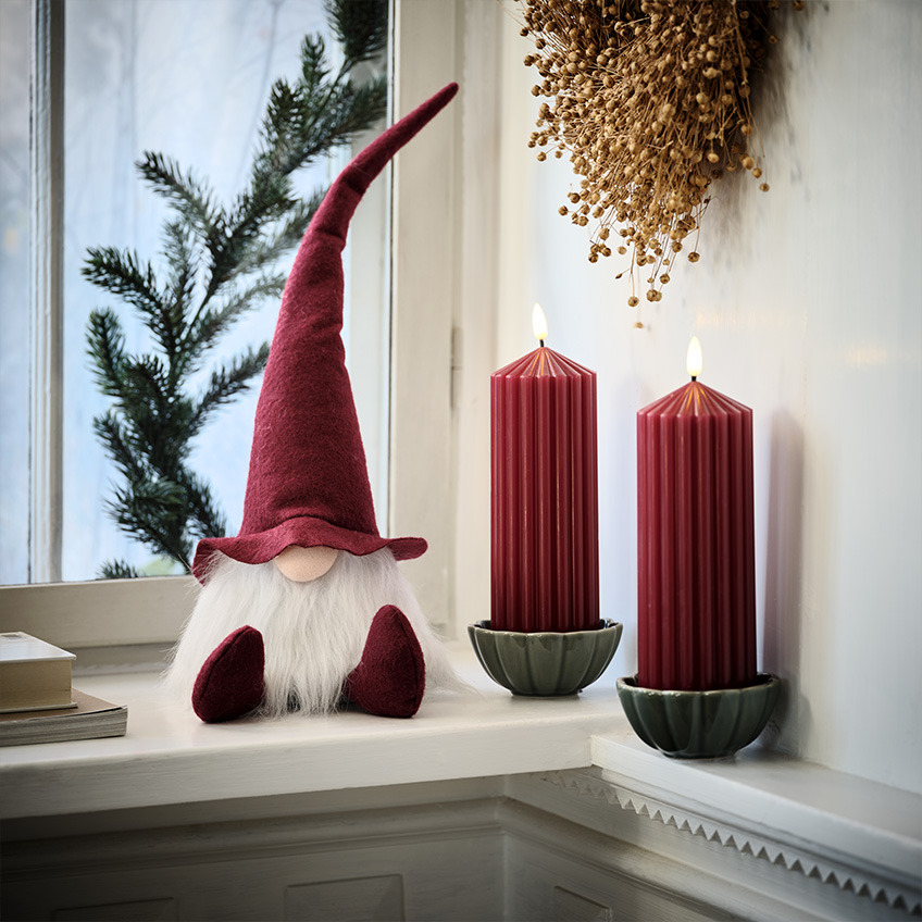 L'elfo di Natale NABBI è perfetto da posizionare in angoli accoglienti come i davanzali Elfo di Natale scandinavo su un davanzale accanto a grandi candele rosse