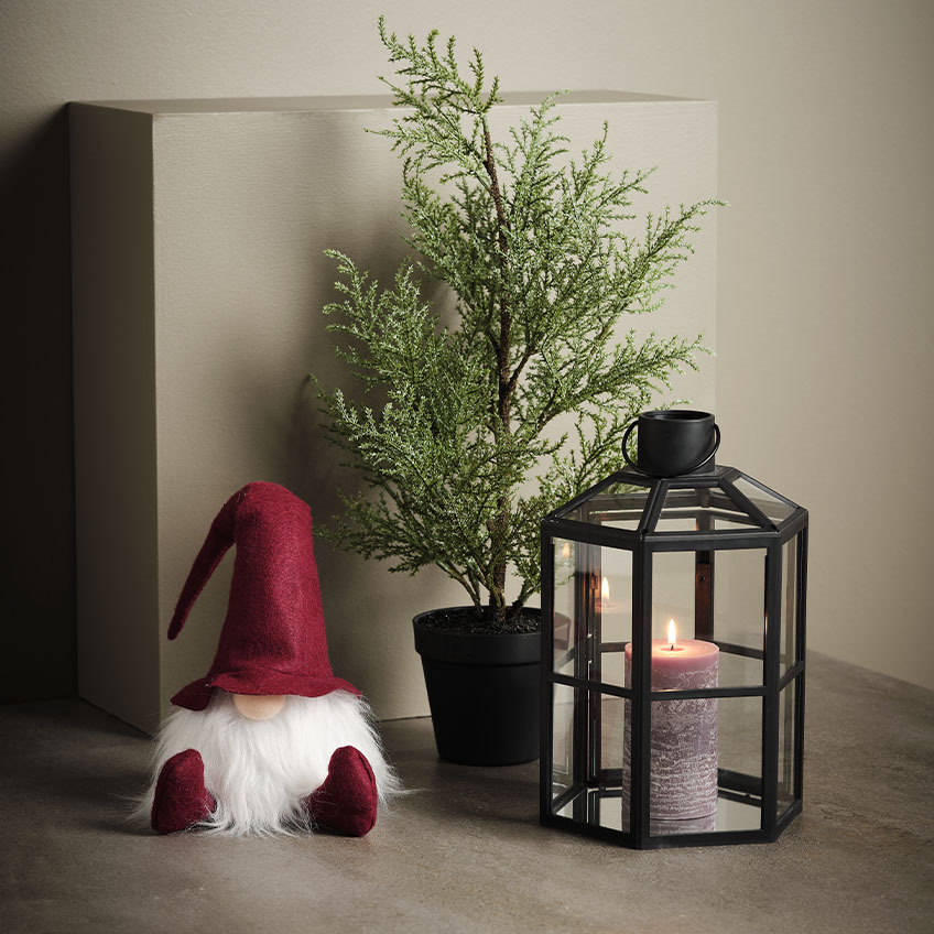 NABBI è perfetto anche posizionato sul pavimento Elfo di Natale scandinavo accanto a una pianta artificiale e una lanterna