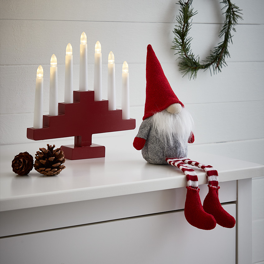 L'elfo di Natale MOLDAVIT e l'arco di candele HILDEGUN Elfi di Natale con grande barba, cappello rosso appuntito e calze