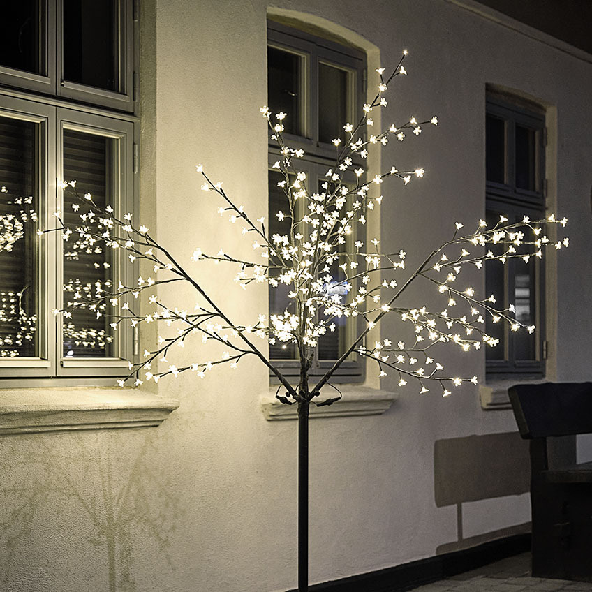 Albero con luci LED YGGDRASIL Albero con luci LED alto che illumina l'esterno di una casa