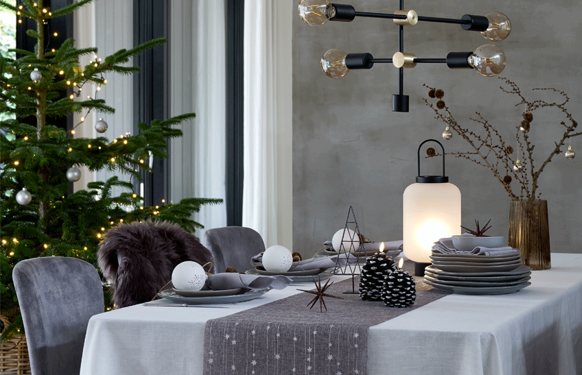 Tavolo natalizia decorata sui toni del grigio e bianco