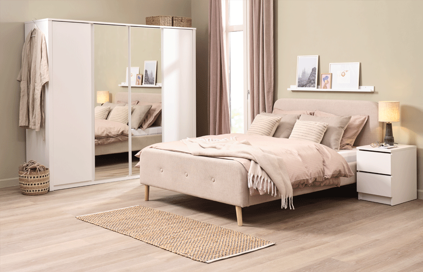 Struttura letto KONGSBERG color sabbia, armadio VEDDE 220x197cm bianco, comodino LIMFJORDEN 2 cassetti bianco