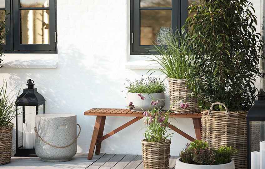 Vasi da giardino intrecciati in rattan su una terrazza