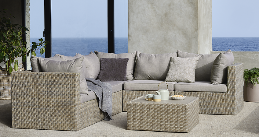 Set lounge su una terrazza che si affaccia sul mare 