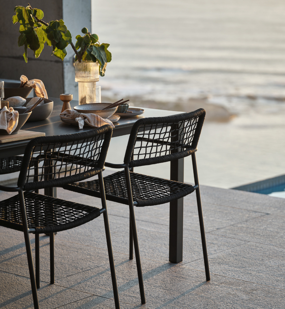 Tavolo e sedia impilabile da esterno color nero