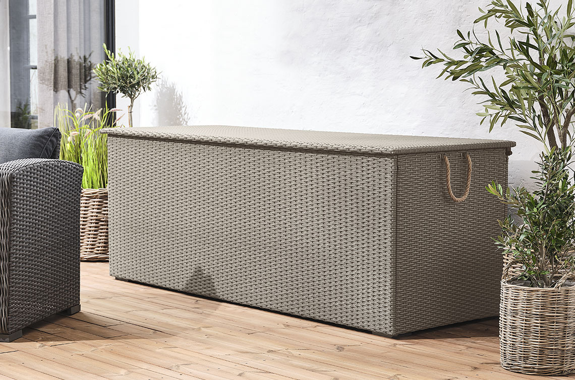 Contenitore da esterno STAVERN Grande contenitore da esterno su una terrazza