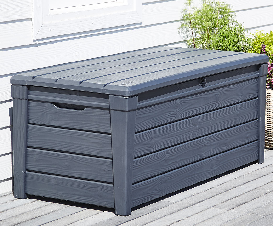 Il contenitore da esterno SVENDBORG può essere utilizzato anche come panca Contenitore da esterno grigio su patio in legno
