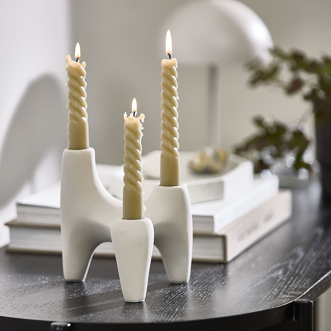 Portacandela bianco con candele a spirale