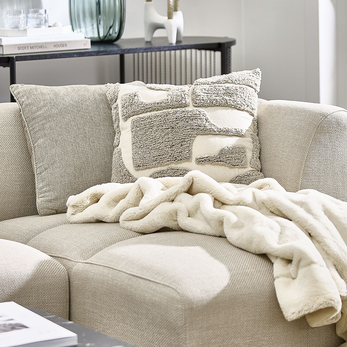 Cuscino FJELLFIOL grigio/beige caldo, cuscino DVERGFAKS con motivo e coperta KALKLOK beige Divano beige con cuscini e coperta