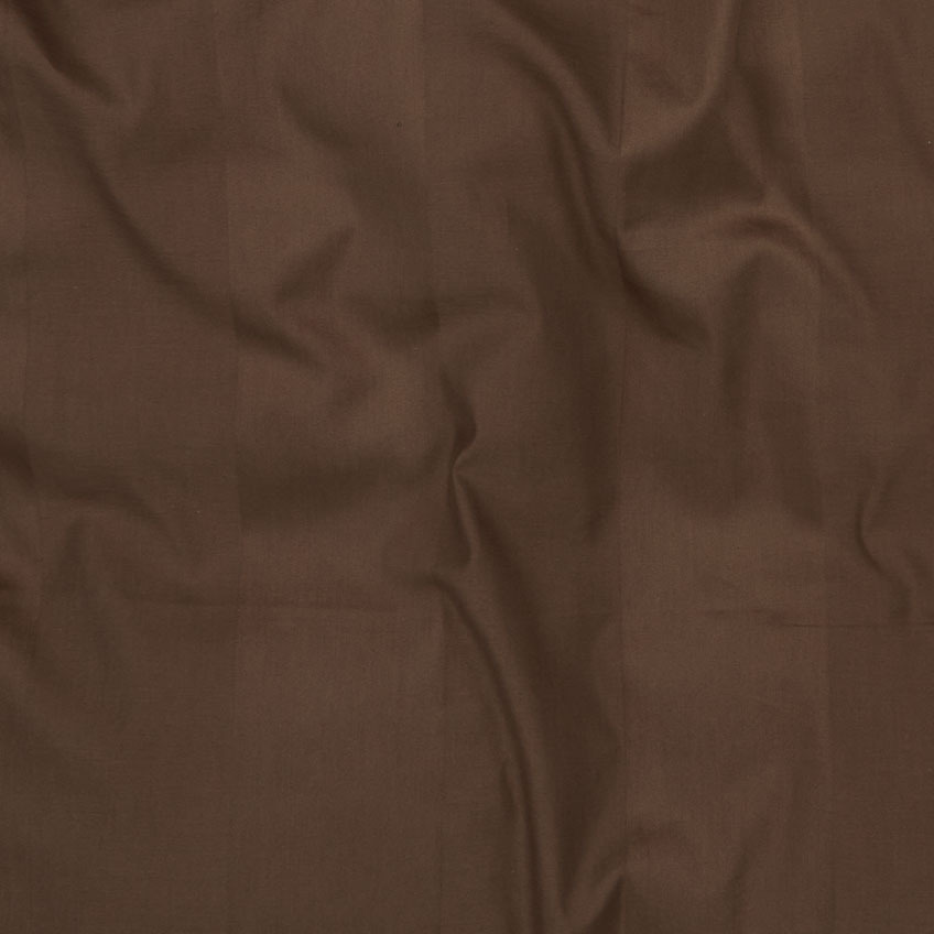 Dettaglio ravvicinato del set copripiumino marrone cioccolato e biancheria da letto in cotone inclusi copripiumino e federa