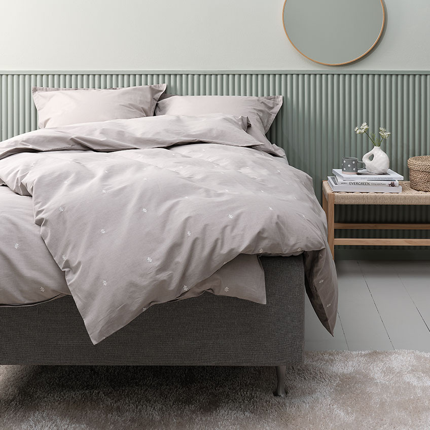 Set copripiumino grigio chiaro e biancheria da letto in cotone inclusa la federa sul letto in camera da letto