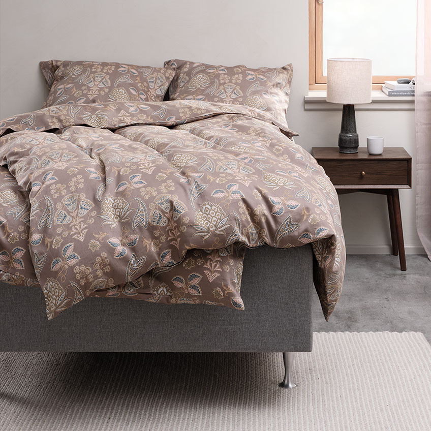 Set copripiumino e biancheria da letto in cotone con design paisley sul letto in camera da letto
