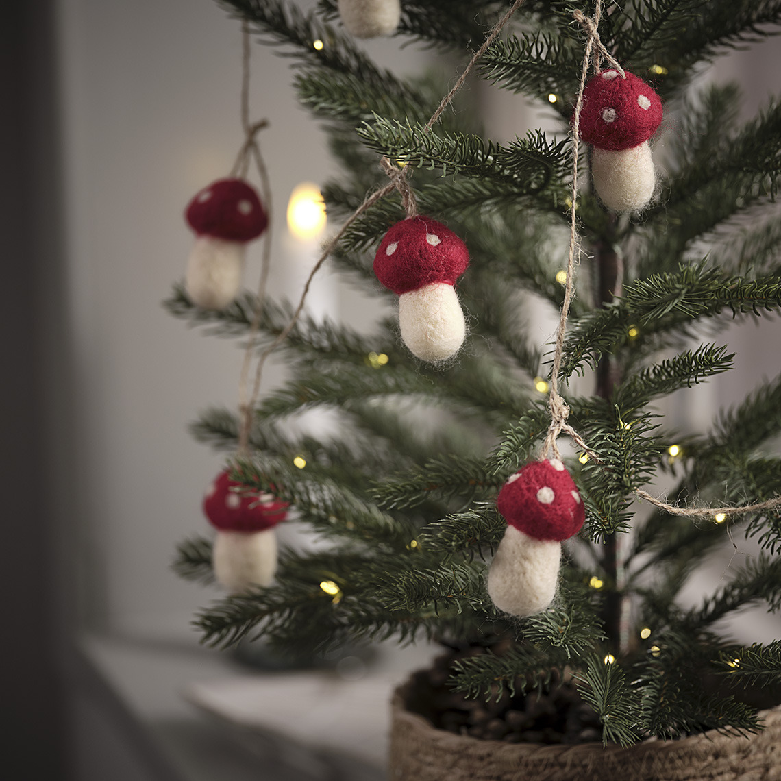 Albero di Natale artificiale con ghirlanda con funghetti 