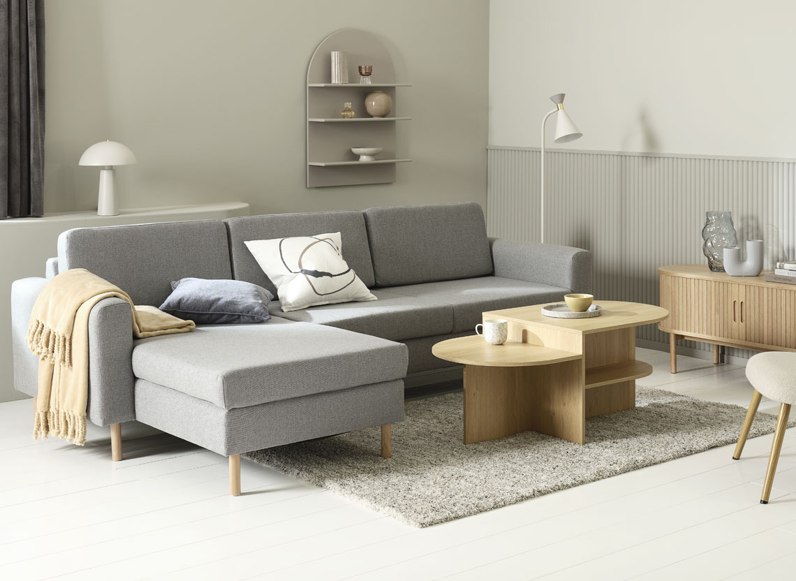 Divano con chaise longue in tessuto grigio chiaro