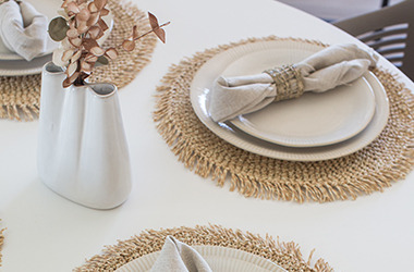 LIND placemat, CARLO vase and STEFFEN plate. Closeup of a set table.