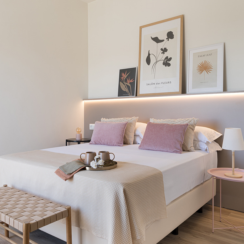 VADEHAVET bench, RANDERUP end table, JULIUS table lamp, EGELEV bedside table, ARNOLD battery lamp, HORNFIOL cushion, KORNBLOMST bed throw, TORD picture frame and OSCAR picture frame. Furnished bedroom with bed, bench and decor.