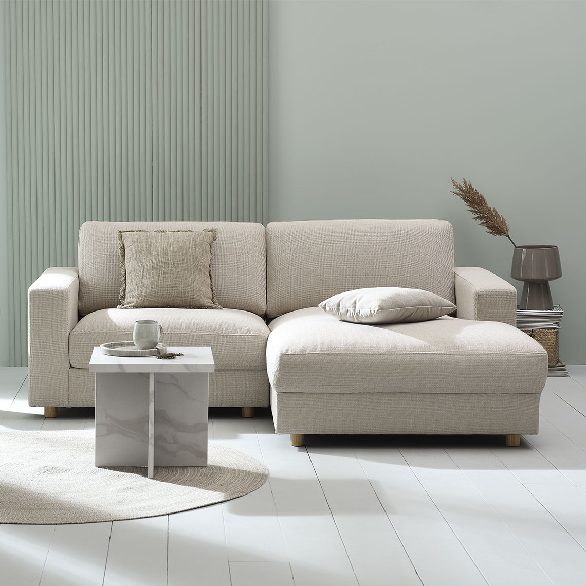 Divano chaise longue a 2 posti beige in un soggiorno moderno e minimalista