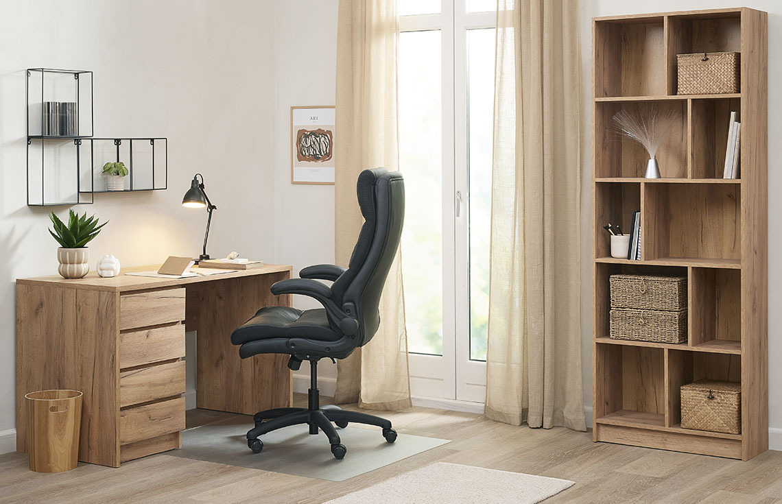 Scrivania LIMFJORDEN, sedia da ufficio KASTBJERG e libreria MOSBJERG Allestimento dell'ufficio di casa con scrivania, comoda sedia da scrivania e libreria
