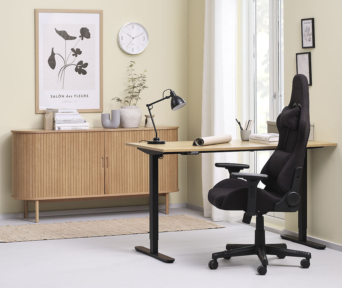 Home office con scrivania SVANEKE, sedia gaming NIBE e credenza LYNGVIG Ufficio accogliente con scrivania in piedi, sedia gaming e credenza