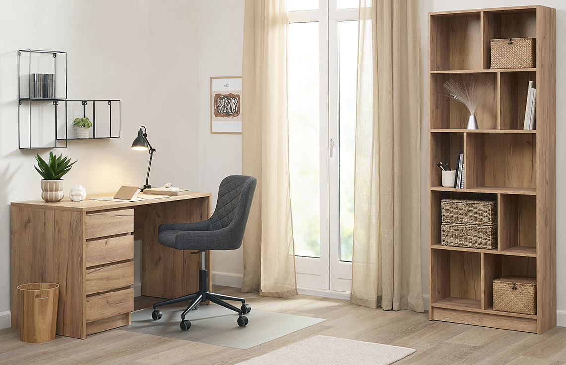 Scrivania LIMFJORDEN, sedia da ufficio PEBRINGE e libreria MOSBJERG Configurazione dell'ufficio in casa con scrivania, sedia da ufficio elegante e libreria