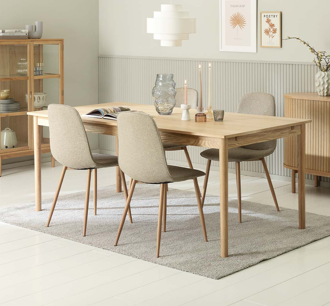 Sedie da pranzo BISTRUP e tavolo da pranzo MARSTRUP Sedia da pranzo color sabbia e tavolo da pranzo in legno nella sala da pranzo