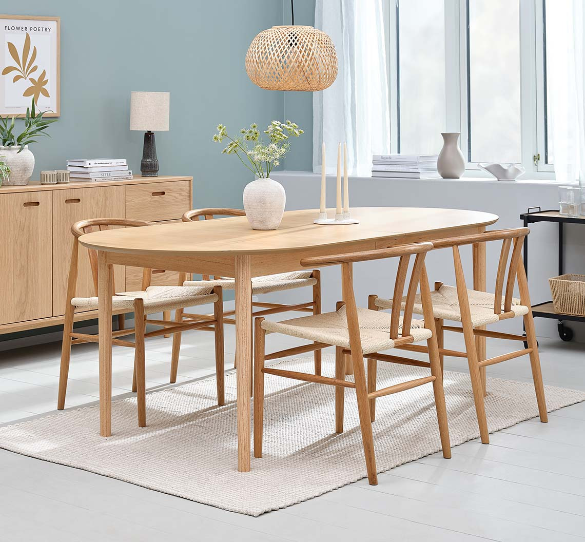 Sedie da pranzo GUDERUP e tavolo da pranzo MARSTRAND Sedie da pranzo in legno e tavolo da pranzo in legno nella sala da pranzo