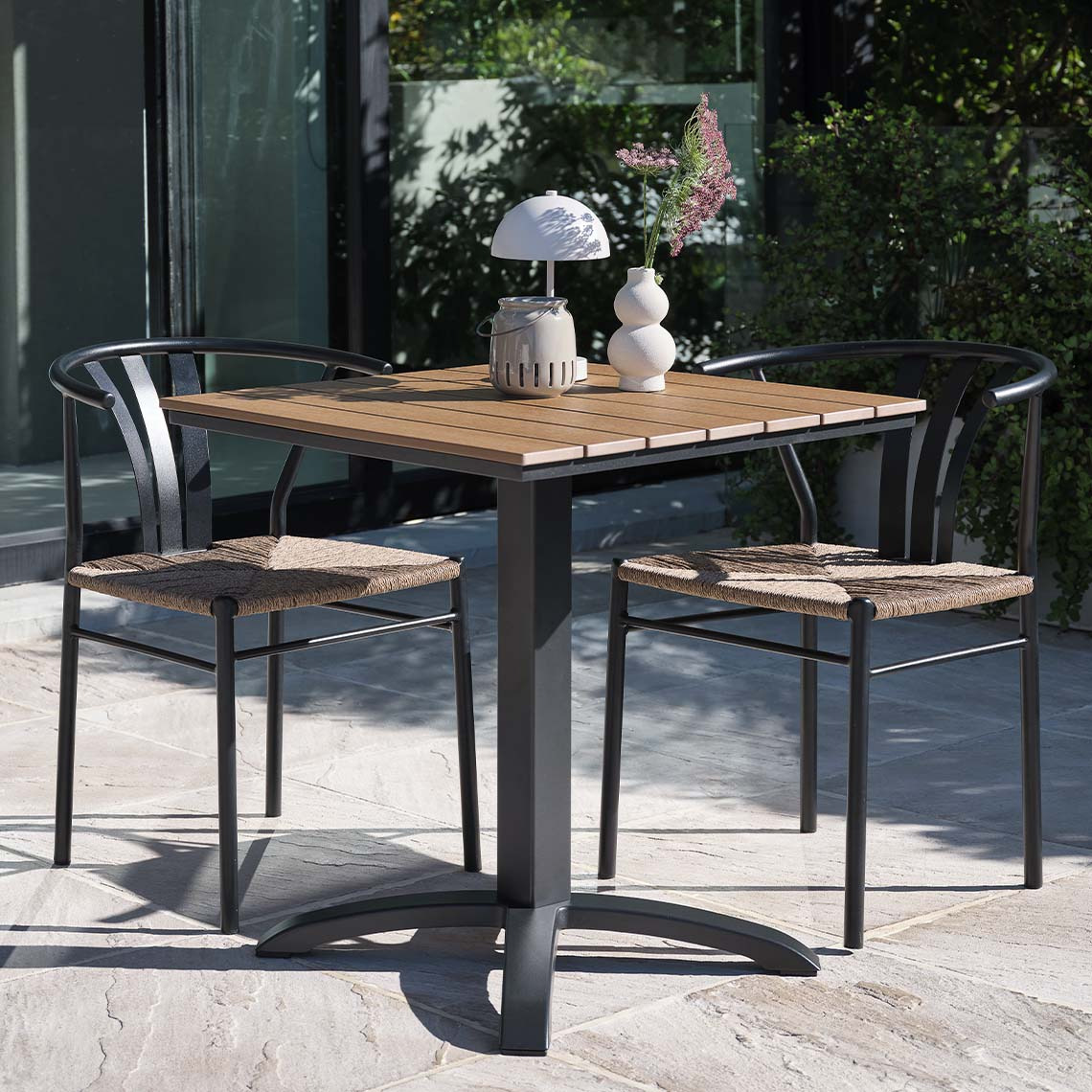 Tavolo bistrot HOBRO e sedie da giardino TAGMARK senza manutenzione Tavolo e sedie da giardino senza manutenzione in stile moderno su una terrazza
