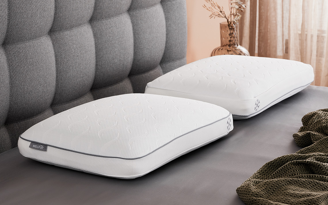 Cuscino in memory foam VARDO con strato in gel rinfrescante e fodera rinfrescante Cuscini rinfrescanti con imbottitura in memory foam e fodera rinfrescante su letto