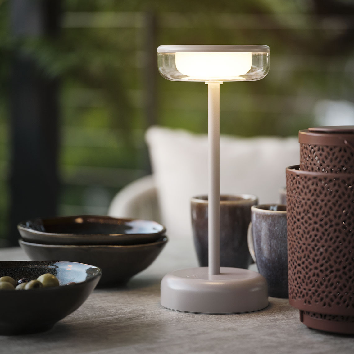 HUMLEBI – lampada da tavolo a batteria per esterni Lampada a batteria su tavolo da giardino con ciotole e tazze