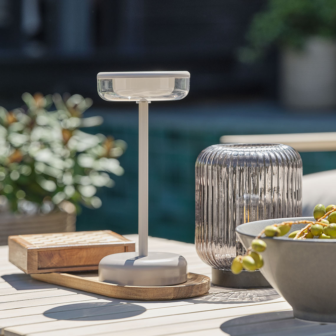 HUMLEBI – lampada da tavolo a batteria per esterni Lampada da tavolo su lounge table all’aperto