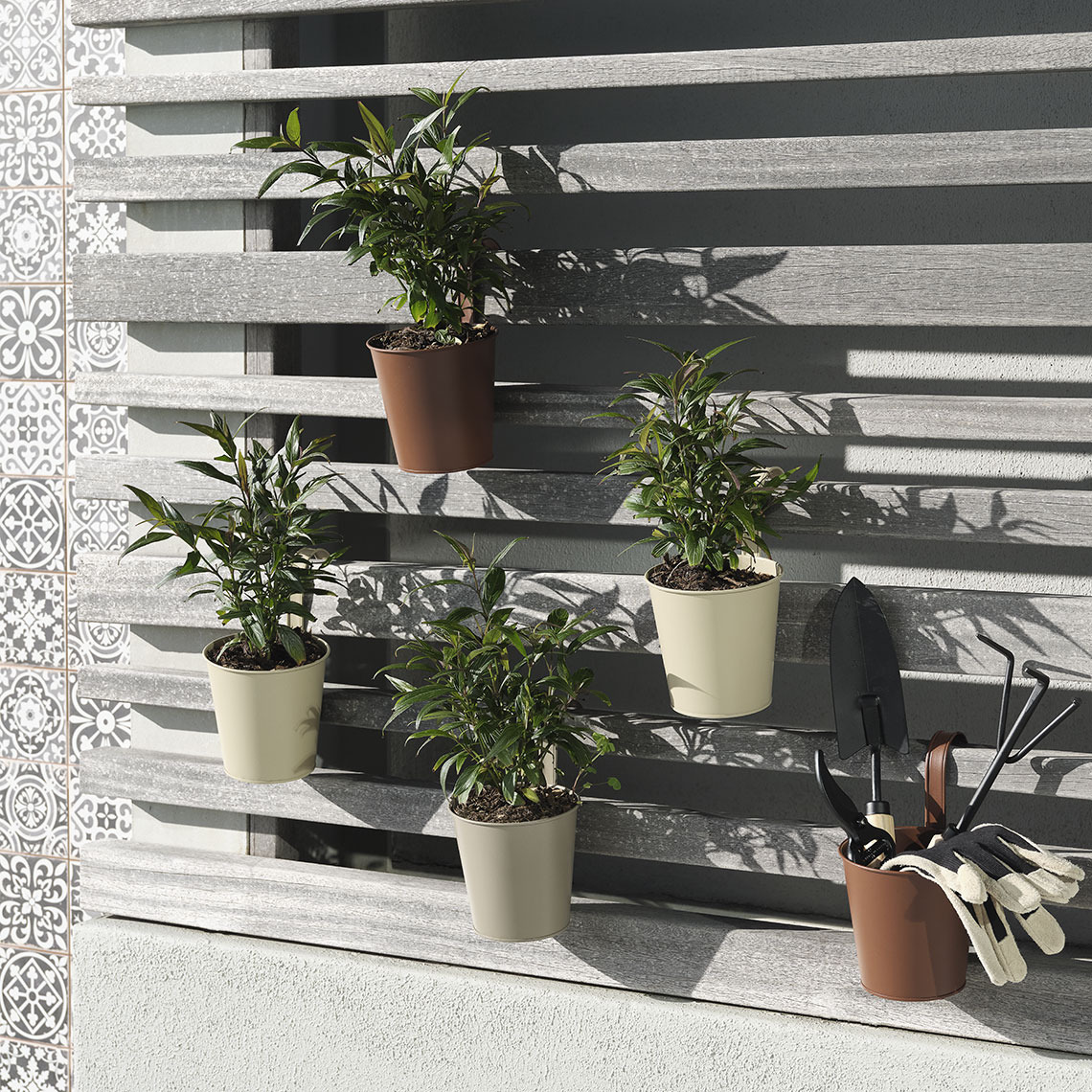 Vaso da balcone BILLE Vasi da balcone sospesi in diversi colori che richiamano la natura