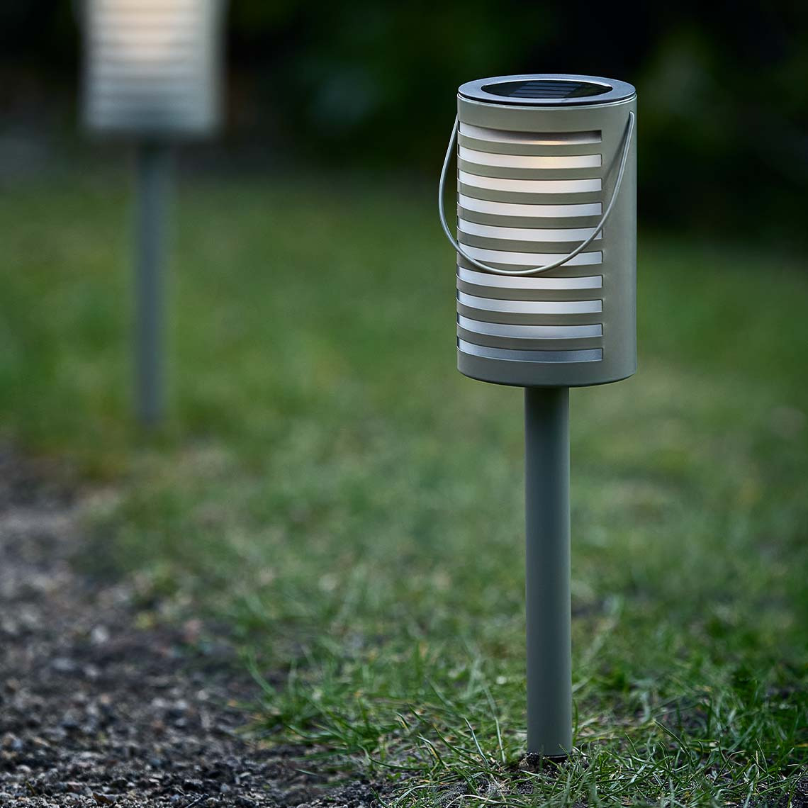HAVSULE – lampada solare Lampada solare dal design moderno conficcata nel prato