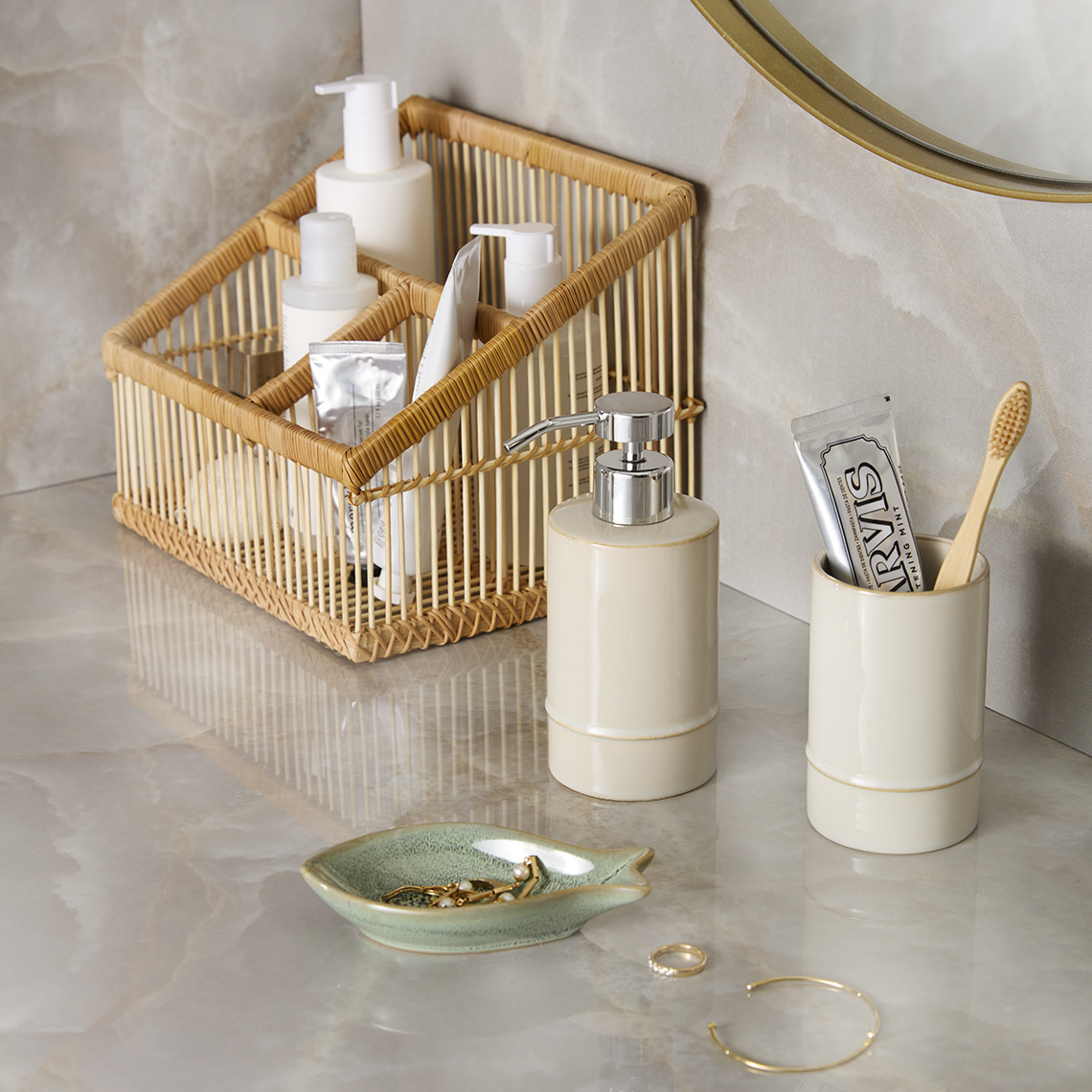 Il dispenser di sapone SMEDBY, il portaspazzolino SMEDBY e l'organizer in bambù HORNDAL sono alcuni dei preferiti di Kathrine Organizer da bagno in bambù, dispenser di sapone e portaspazzolino in un bagno