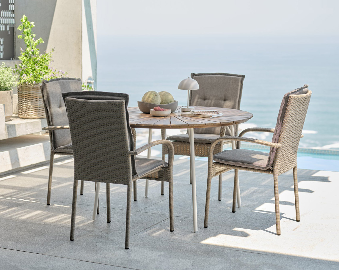 Tavolo da giardino BASTRUP con sedie impilabili GUDHJEM color naturale Tavolo da giardino beige con sedie da giardino su un patio
