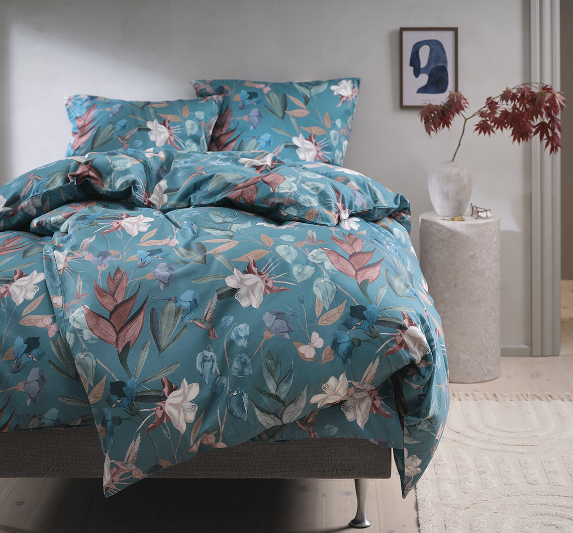 Completo copripiumino a fiori in una camera da letto