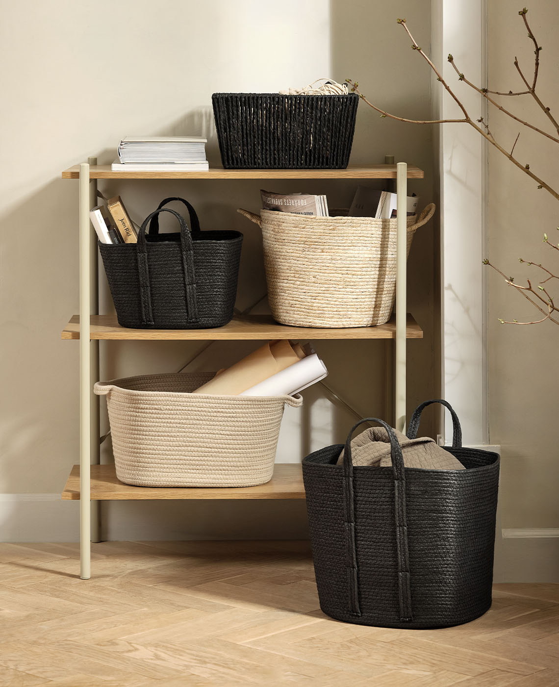 I cesti HJALTI e LABAN sono tra i preferiti di Tina cestini intrecciati e cestini portaoggetti nei colori beige chiaro e nero