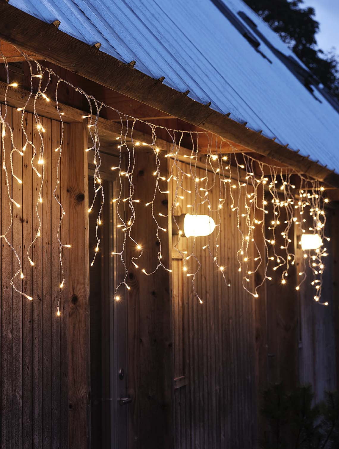 Catena di luci SNOTRA con timer integrato Catena di luci che brilla nell’oscurità, appesa alla facciata di una casa