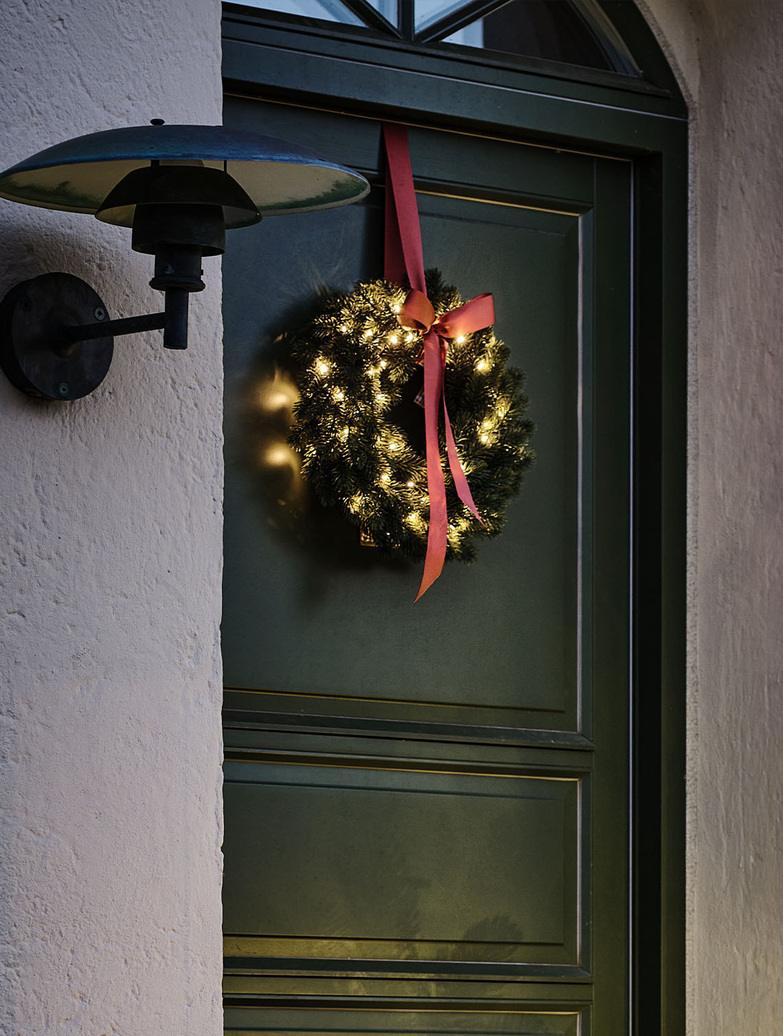 Ghirlanda FENRIS con timer integrato Una ghirlanda luminosa natalizia illumina e valorizza l’ingresso di casa