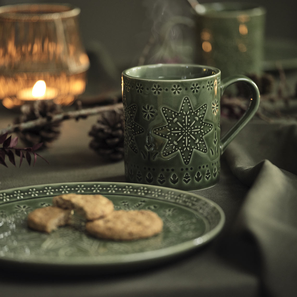 Piatto e tazza MALAKIT Piatto e tazza in porcellana verde lucida su tavola verde
